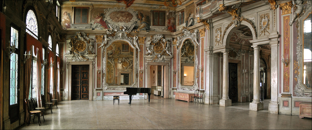 Le palais Zenobio a été érigé à la fin du XVIIème siècle sur un projet d'Antonio Gaspari, un élève de Longhena. Au-dessus de la porte à droite se trouve la tribune de l'orchestre. Au XIXème siècle, le palais est devenu la propriété de la congrégation arménienne, fondée par Méchitar et dont le couvent est installé depuis 1717 sur l'île San Lazzaro, pour y ouvrir un collège (Moorat-Raphael) en 1836. Ce collège a transmis la culture et la langue arménienne à de nombreux jeunes pendant plus de 160 ans. Il a été fermé en 1997. Un projet de rénovation est en cours en vue de créer un centre culturel et un espace de séminaire. Durant la 53ème biennale, il accueille plusieurs pavillons nationaux : Arménie, Syrie, Macédoine et des expositions particulières.